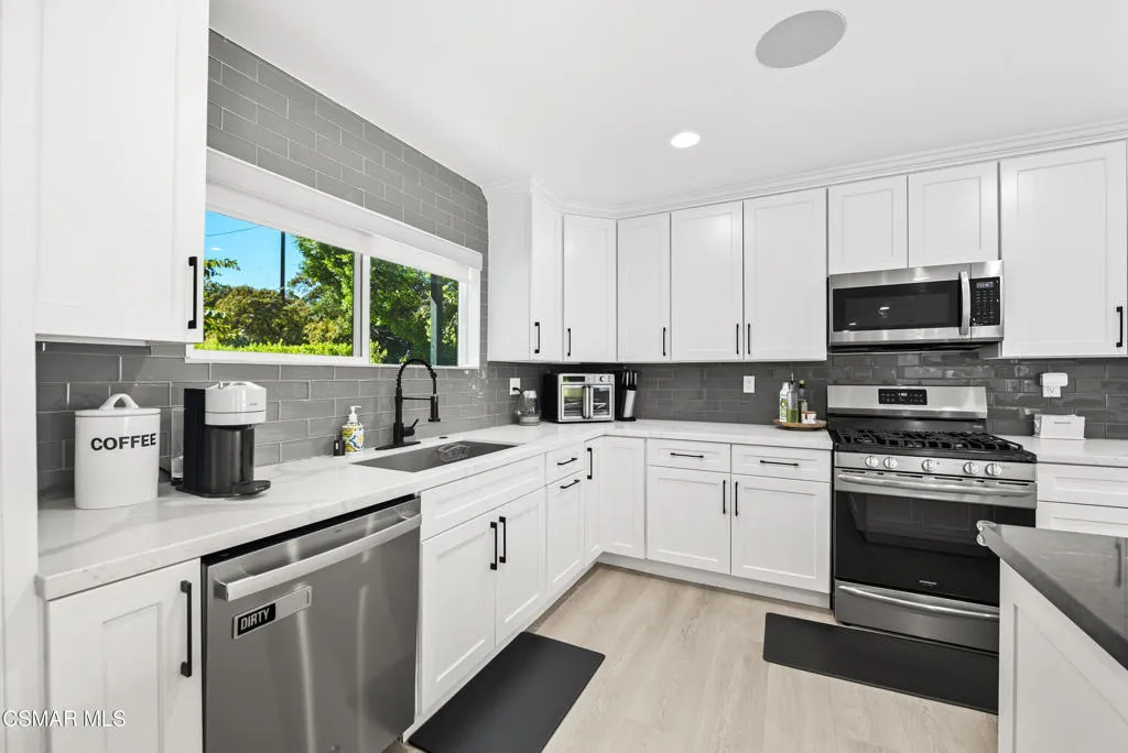 23245 Gonzales Drive, Woodland Hills, California 91367 home-pic-10